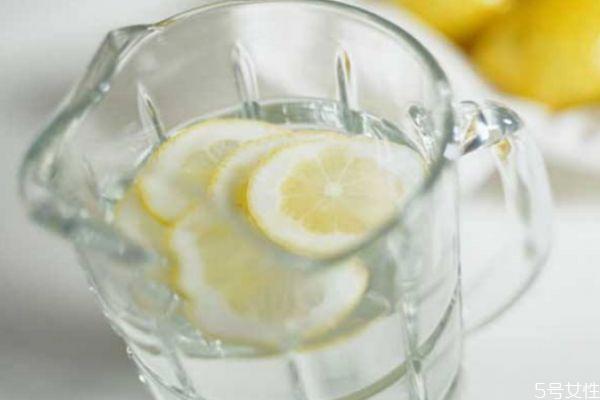 柠檬泡水有什么作用 喝柠檬泡水的好处