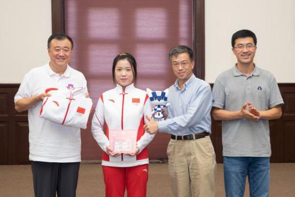 杨倩将奥运会领奖服赠予清华 射击的正确姿势