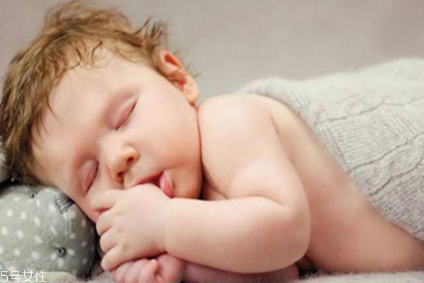 宝宝的正确睡姿 三种正确姿势