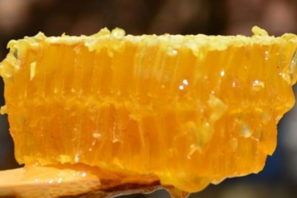 蜂巢蜜的作用与功效 蜂巢蜜怎么吃效果好
