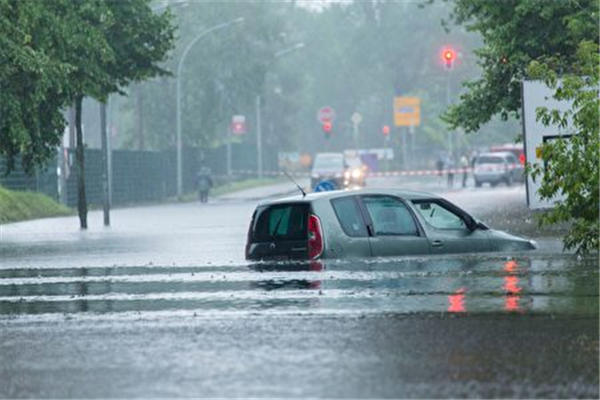 郑州地铁被救者自述死里逃生 暴雨如何自救