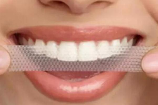 牙贴真的能美白牙齿吗 牙贴的使用方法