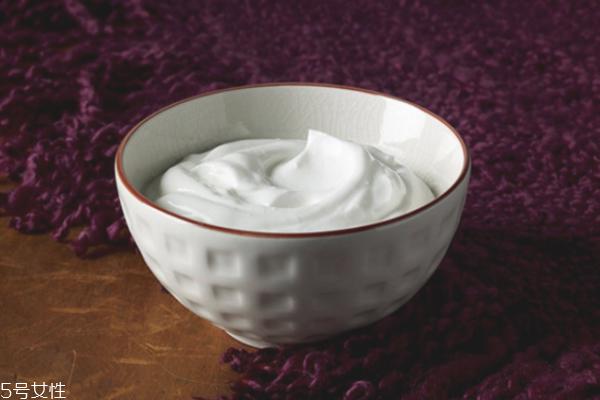 自制酸奶面膜的简易教程 酸奶面膜的最佳使用时间