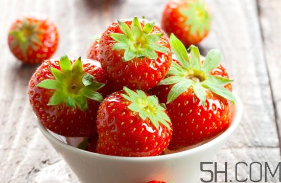 草莓为什么要用盐水泡？草莓榨汁要加水吗？