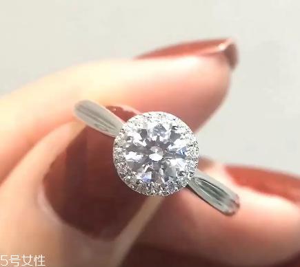 钻戒是定制还是成品好?钻戒买定制的还是买成品?