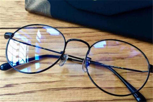 木九十眼镜多少钱 价位在千元以内