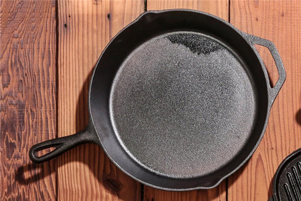 铁锅生锈怎么办 铁锅生锈了还能炒菜吗