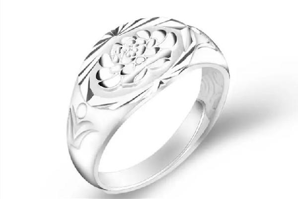 纯银戒指和钛钢戒指看起来哪个好 纯银戒指是软的还是硬的