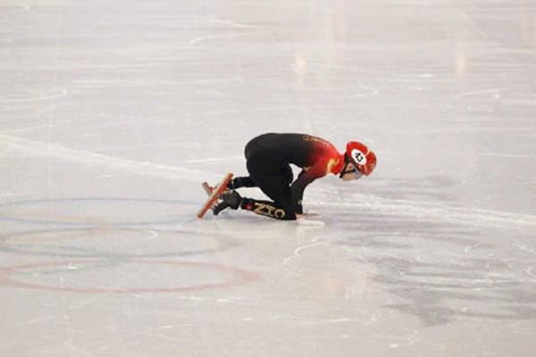 范可新说亲吻冰面是为了感谢 短道速滑运动员为什么用手摸地