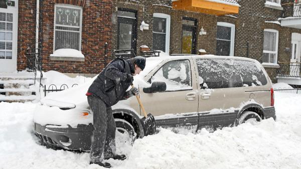 车窗结冰司机用“铁头功”一头撞破 汽车窗户结冰应该如何安全处理