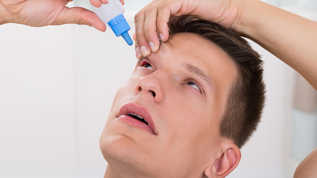 眼药水里面含有防腐剂吗 使用眼药水需要注意哪些事项