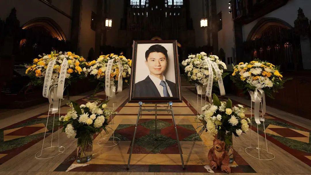 芝加哥遭枪杀中国留学生追悼会，“妈妈第一次出国是参加你的葬礼”