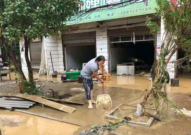 暴雨突袭湖北柳林:一家5口家中遇难