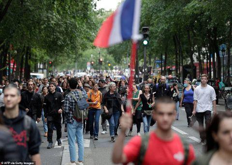 法国国庆日爆发反疫苗抗议