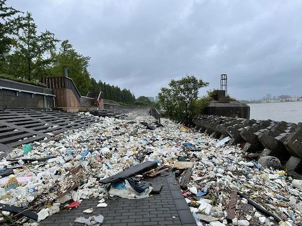 台风烟花过境后千米江堤变垃圾堆场
