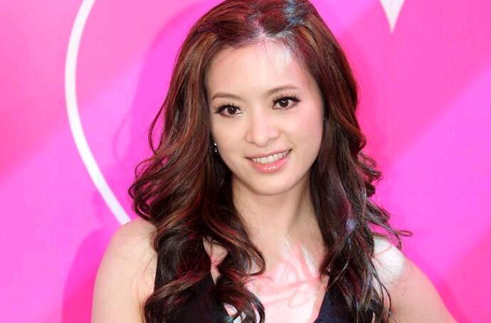 刘真女儿不知道妈妈去世 可爱萌娃不知道妈妈去世依旧天真懵懂