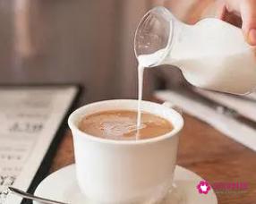 纯牛奶可以和咖啡混合一起喝吗
