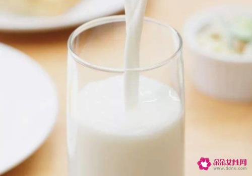 每天喝纯牛奶皮肤会变白吗