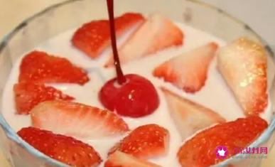 草莓可以加纯牛奶吗