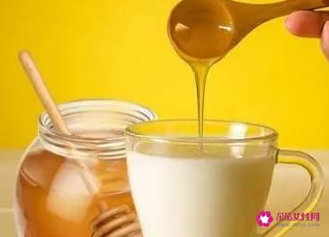 纯牛奶可以和蜂蜜混合一起喝吗