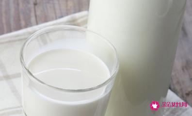 睡前喝牛奶对胃好吗