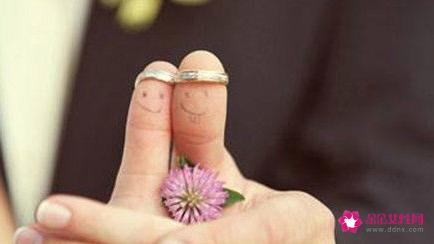情侣戒指戴哪个手指图解