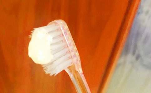 牙膏去眼袋最有效的小窍门