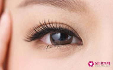 淡化眼部皱纹的五个方法