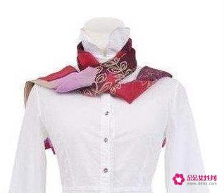 小方丝巾最常见的几种系法