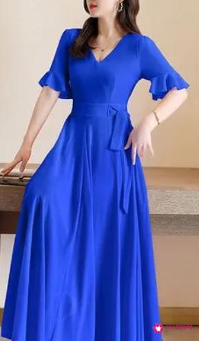 2022年女式流行的蓝色长裙
