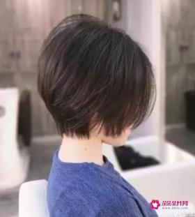 最显年轻烫女短发图