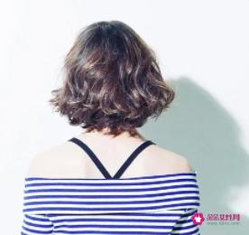 最显年轻烫女短发图