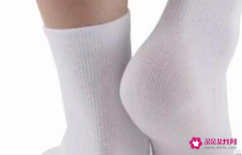 为什么有得男生喜欢穿白袜子