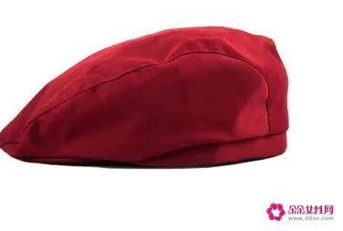 红色贝雷帽搭配什么衣服好看