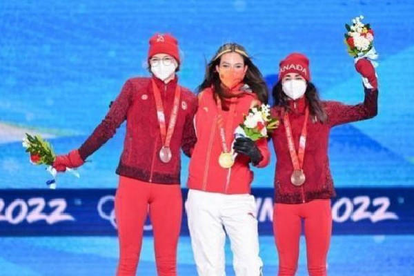 谷爱凌领奖全场高唱歌唱祖国 冬奥会获得金牌的人是谁