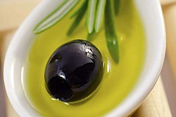 精炼橄榄油与初榨橄榄油的区别 前者品质较差
