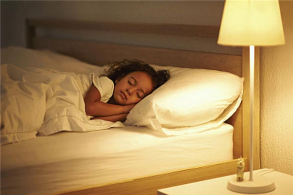 裸睡适合什么材质的床单 裸睡要不要盖被子睡觉