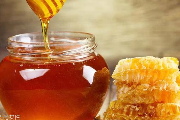 蜂蜜闻起来什么味 假蜂蜜闻起来像水果糖