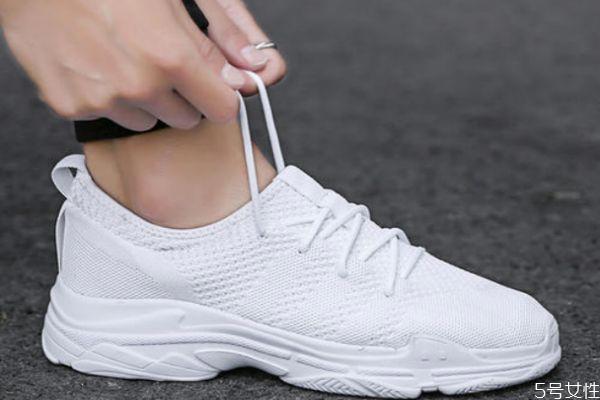 白色的网面鞋应该怎么清洗 白色的网面鞋清洗的方法