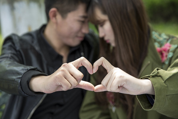 男人看女人的两种眼神 一眼教你看穿对方心意