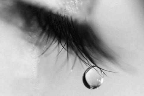 不让我的眼泪陪我过夜，心里再也装不下那么多的悲伤与思念！