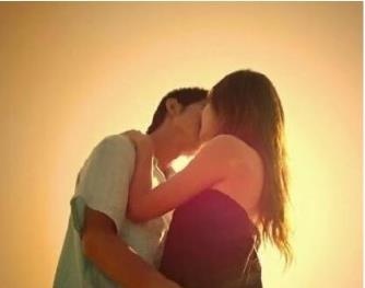 男友接吻时喜欢伸舌头，女孩应该怎么接吻