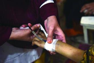 巴基斯坦小镇900儿童染艾滋，由于医疗器械未经正规化消毒处理