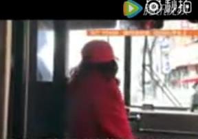 华裔老人遭骂抽打，公交车上红衣女子歧视华人