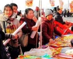 过年摆地摊赚10万,同学都称这名漂亮女生为“校园富豪”