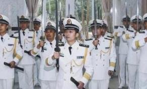 海军首次授剑仪式，被授予人的姓名刻于剑刃之上
