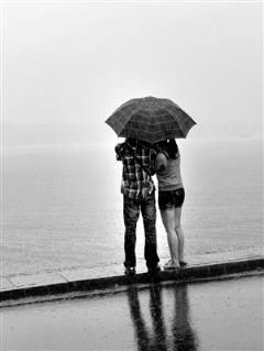 雨中的恋人们，雨中漫步有诗意！
