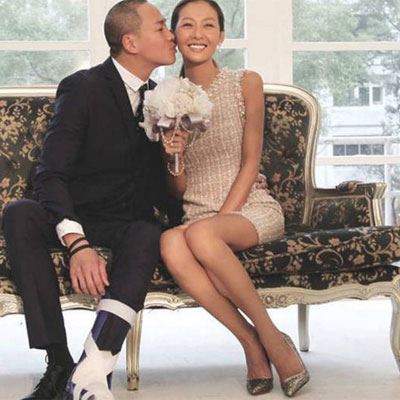 何润东拍全家福 网友好奇他老婆怎么这么黑