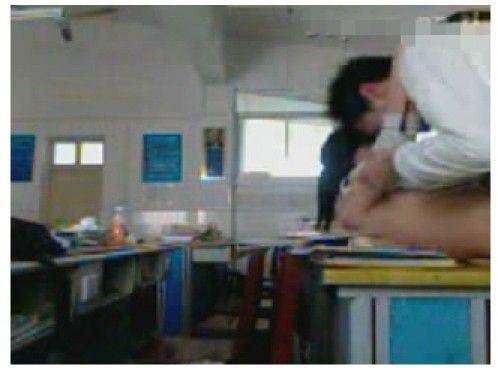 武汉17中教室门事件视频遭泄露！