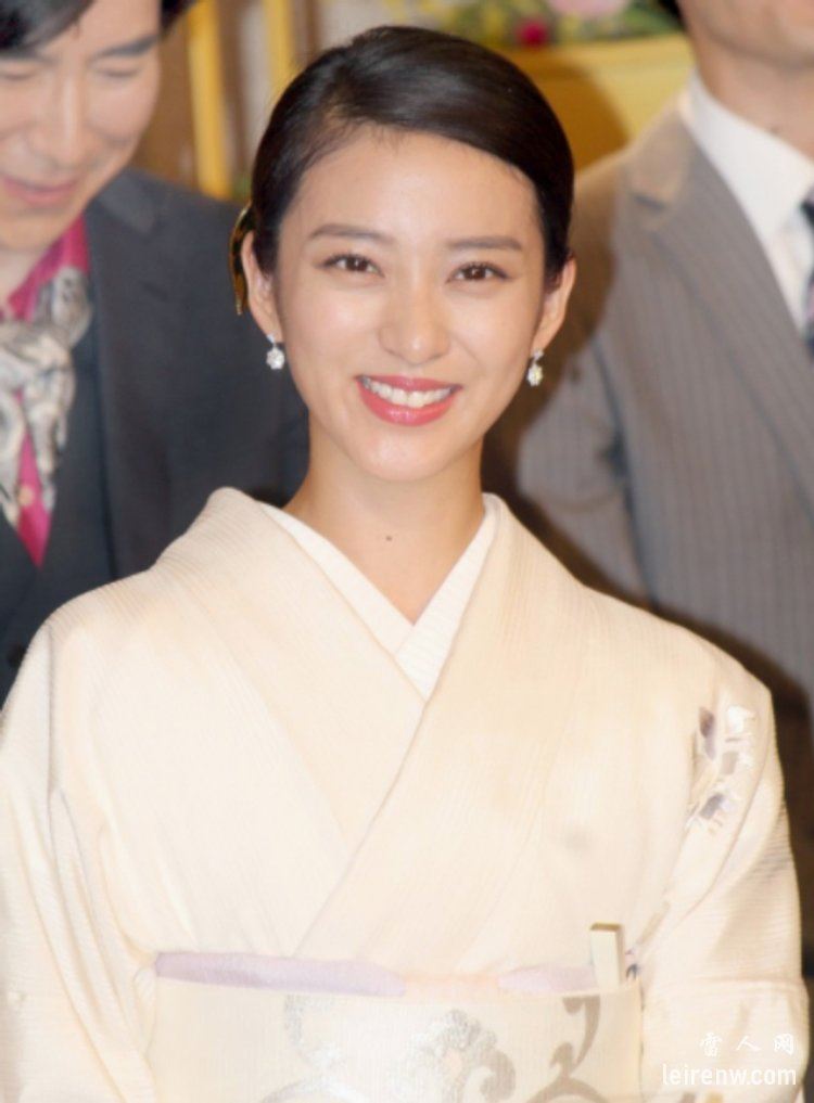 23岁武井咲素颜照穿搭曝光,网友惊:天生美人!